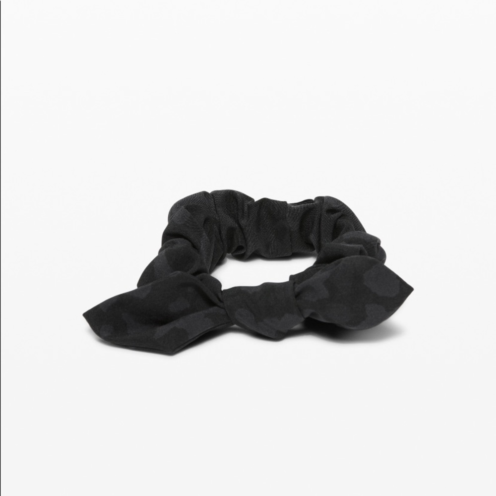 Lululemon scrunchie
